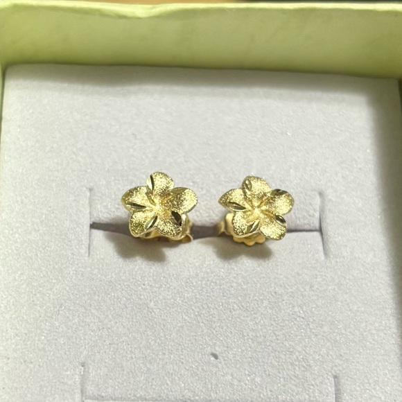 14k Gold Plumeria Flower Stud Earrings - Picture 1 of 9